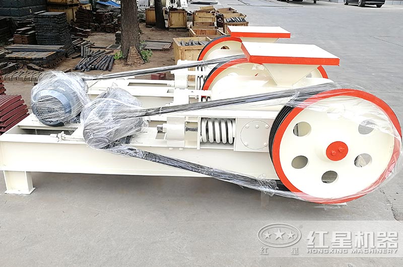 小型對輥制砂機(jī)實(shí)拍圖