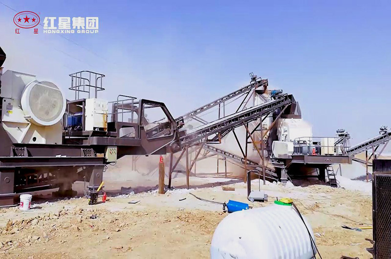 處理建筑垃圾的現(xiàn)場(chǎng)圖