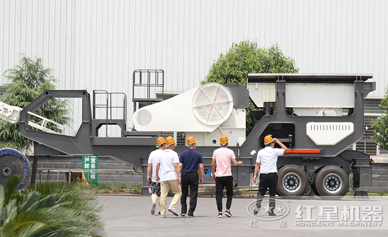 用戶在紅星機(jī)器廠區(qū)參觀車(chē)載流動(dòng)磨沙機(jī)