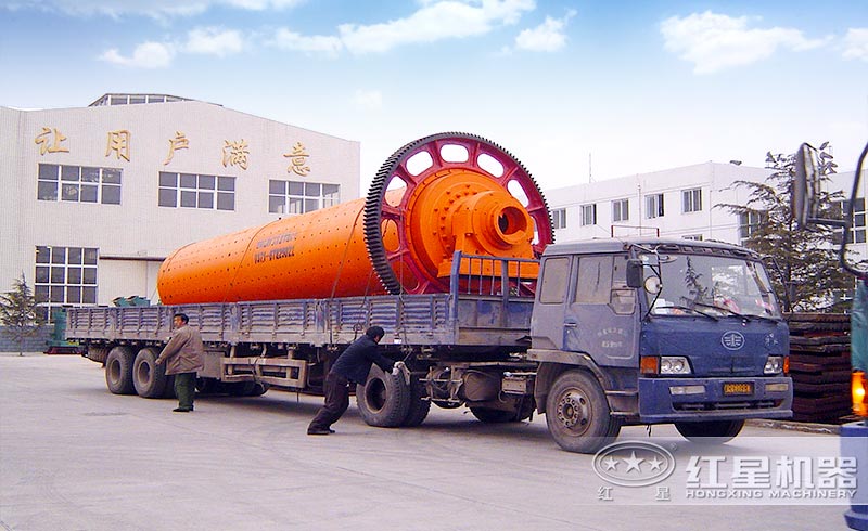 一臺鋁灰球磨機(jī)正準(zhǔn)備發(fā)往山東